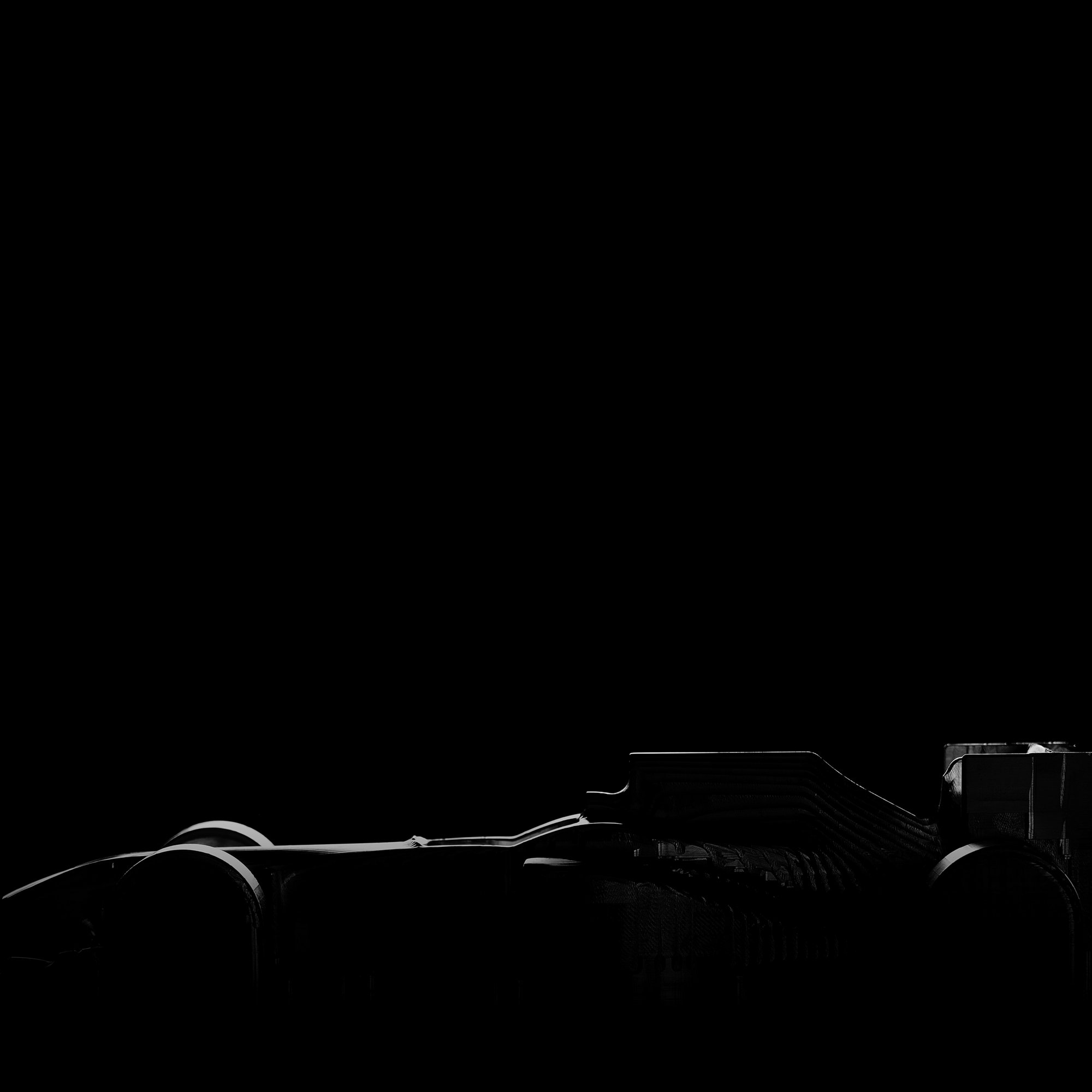 Formel-1-Rennwagen im Streiflicht — Sinnbild für Präzisionsteile im Motorsport